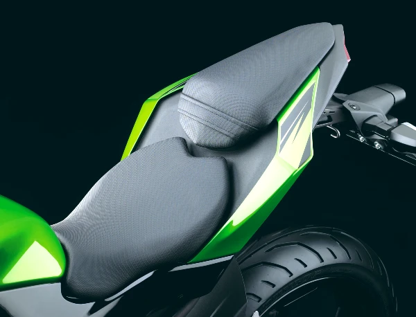 Kawasaki Z250 SL Examen a Fondo 06 Prueba de manejo de la Kawasaki Z250 SL, exprimiendo su potencial 6 Asiento de la Kawasaki Z250 SL