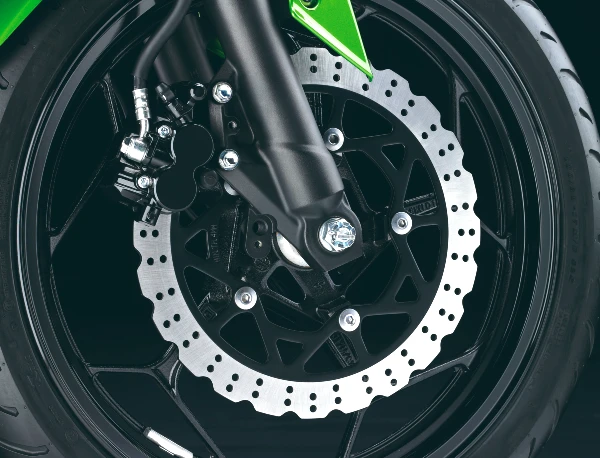 Kawasaki Z250 SL Examen a Fondo 07 Prueba de manejo de la Kawasaki Z250 SL, exprimiendo su potencial 7 Discos de freno de la Kawasaki Z250 SL