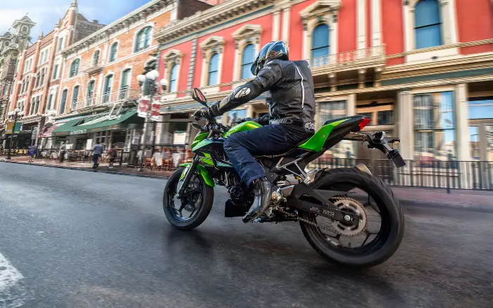 Kawasaki Z250 SL Examen a Fondo 08 Prueba de manejo de la Kawasaki Z250 SL, exprimiendo su potencial 9 Kawasaki Z250 SL montada por un motero en ciudad