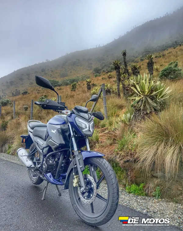 Raider 125 color azul oscuro en un paisaje del páramo colombiano