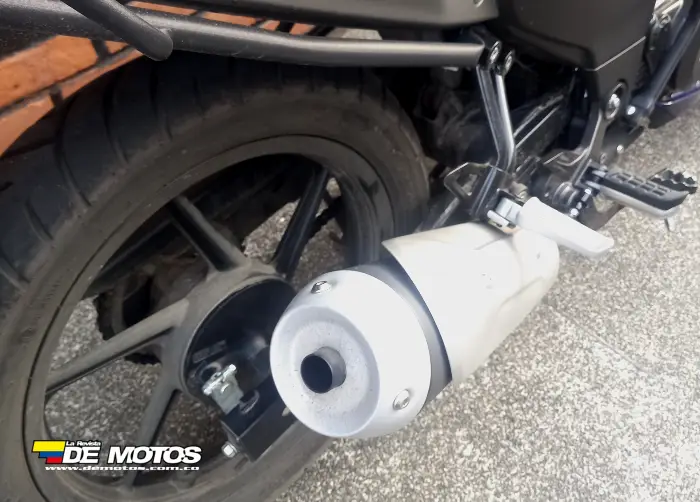 Escape de la motocicleta Raider 125 TVS Auteco