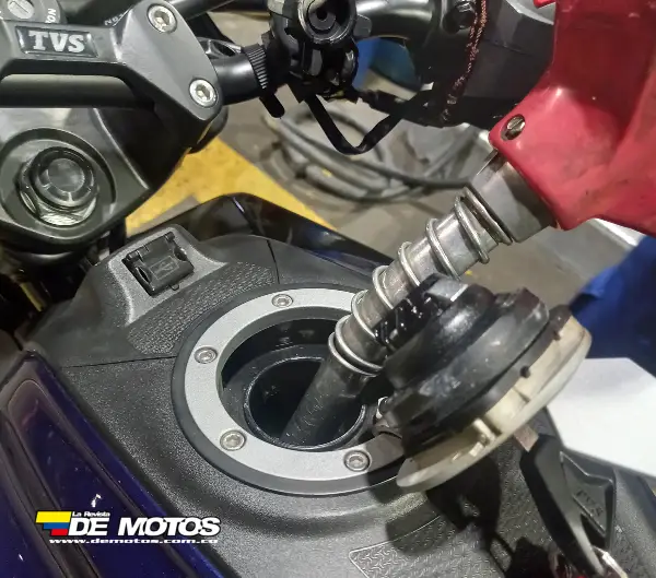 Tapa de combustible con bisagra de la TVS Raider 125