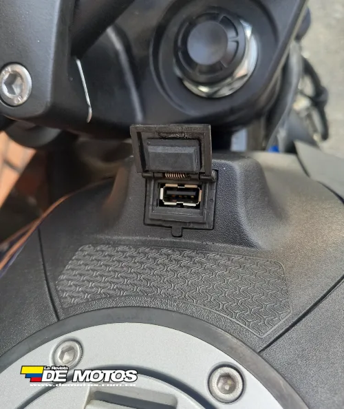 Entrada para carga USB de una moto Raider 125