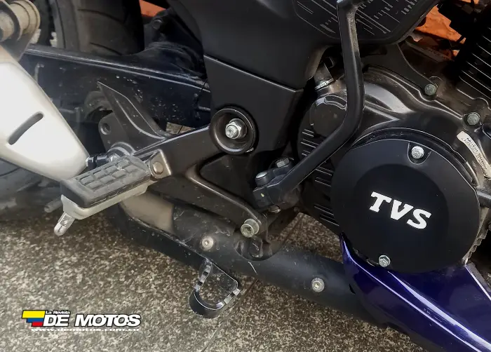 Guías en los posapiés de la TVS Raider 125