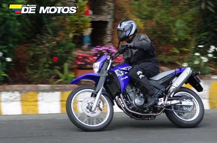 Yamaha XT660R de color azul Rodando en asfalto con un motociclista