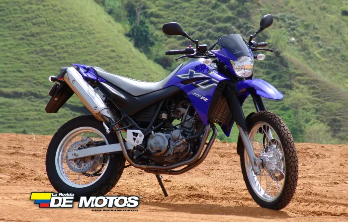 Motocicleta Yamaha XT660R en color azul 