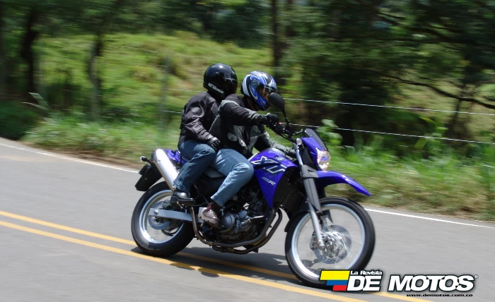 Rodando la Yamaha XT660R en carretera con dos ocupantes 