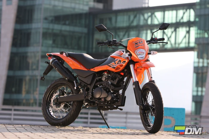 Moto AKT 200 XM supermotard en color naranja