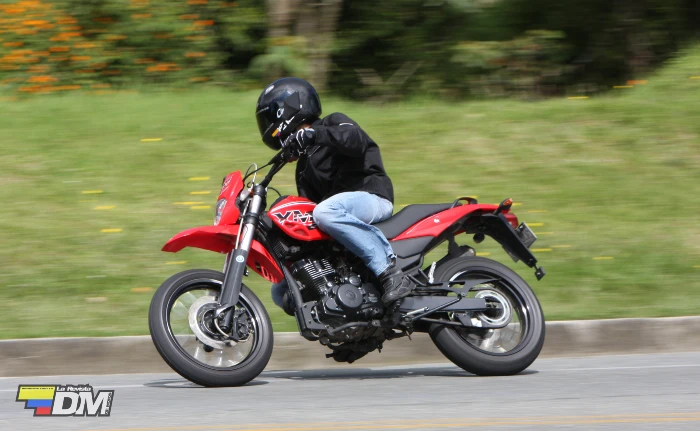 Una AKT 200 XM corriendo en carretera montada por un motociclista