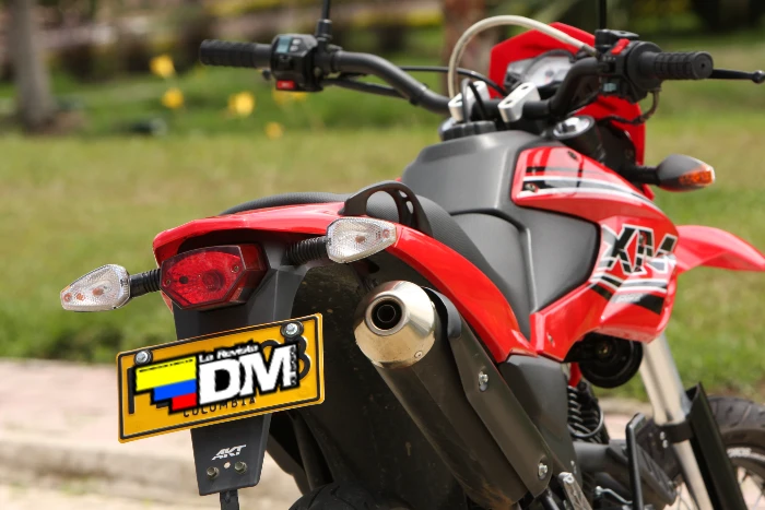 Moto color rojo AKT XM 200