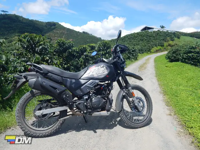 Vista detallada de la Hero Xpulse 200 4V en un paisaje cafetero