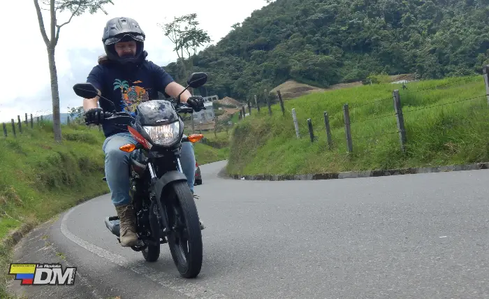 Prueba de manejo en carretera de la Honda CB100 por un motociclista