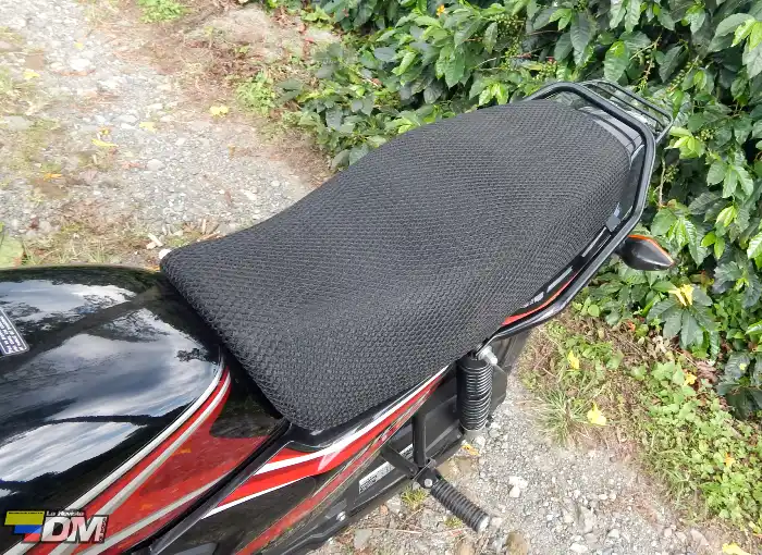 Sillín y parrilla de una Honda CB100