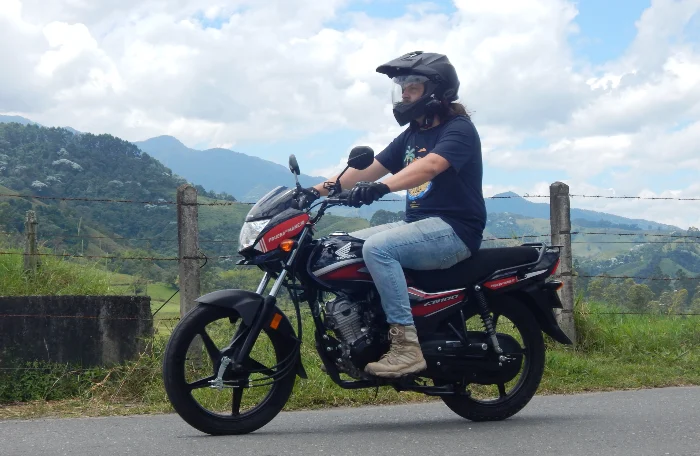 prueba Honda CB100 port 2 Prueba de conducción Honda CB100, un vistazo detallado 6 Prueba de Conducción Honda CB100 Motociclista manejando en calle la Honda