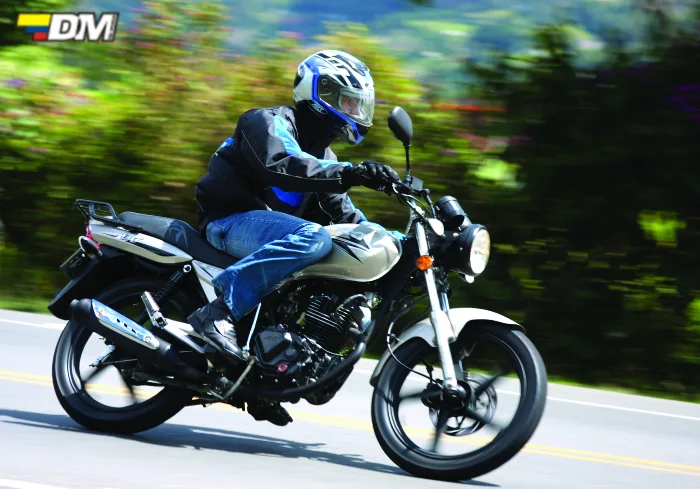 Motociclista sobre una AKT EVO 125