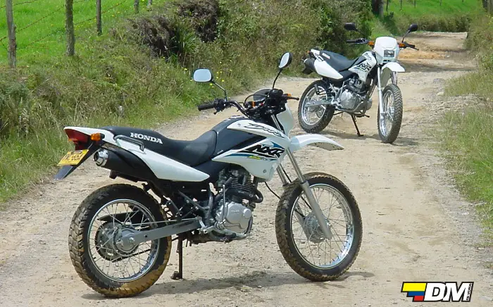 Dos motos Honda NXR 125 estacionadas en un terreno destapado