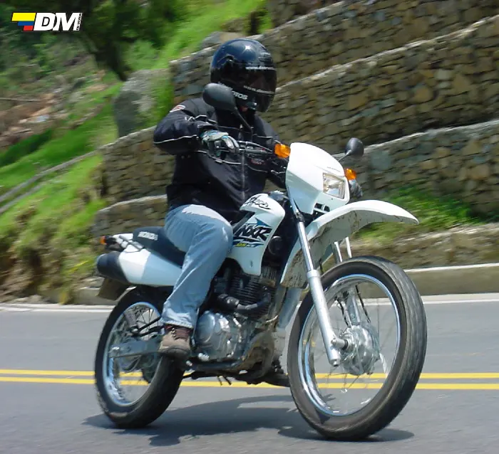 Motociclista conduciendo una Honda NXR 125
