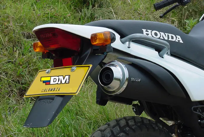 Parte trasera y silenciador de la Honda NXR 125