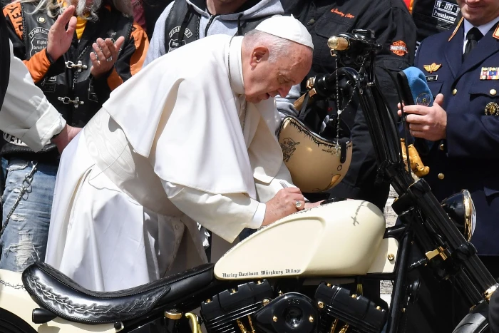 El Papa Francisco y las motos