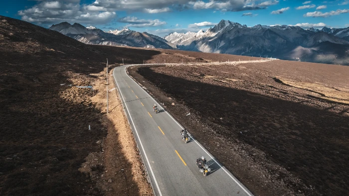 altiplanos con montes nevados y las motos Una aventura por el suroeste de China en moto La Revista De Motos