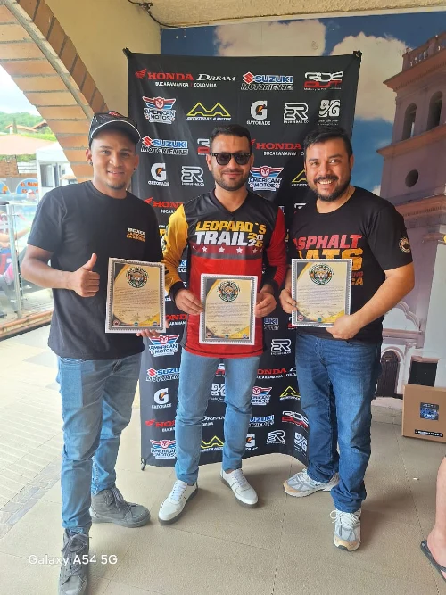 protagonistas de este desafío extremo con las bajaj