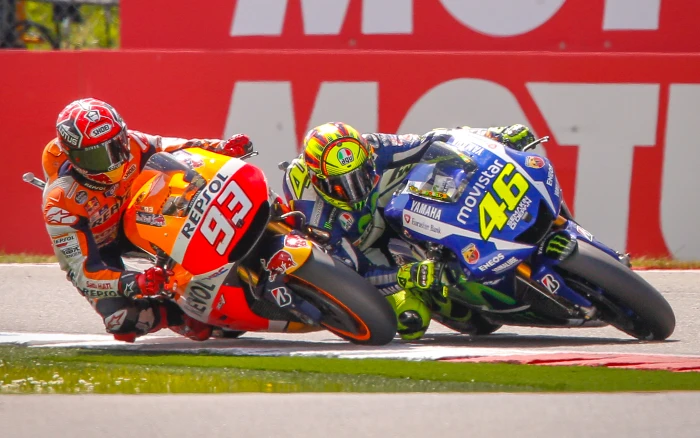 Duelo Rossi Márquez en la catedral del motociclismo