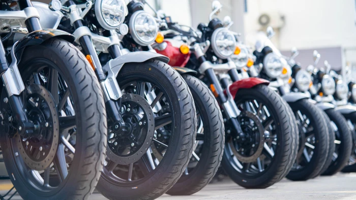 motos en fila ¿Qué es primero la moto o la licencia? El camino correcto para comenzar La Revista De Motos