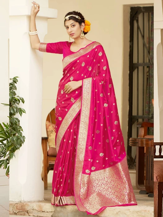 mujer india con traje saree