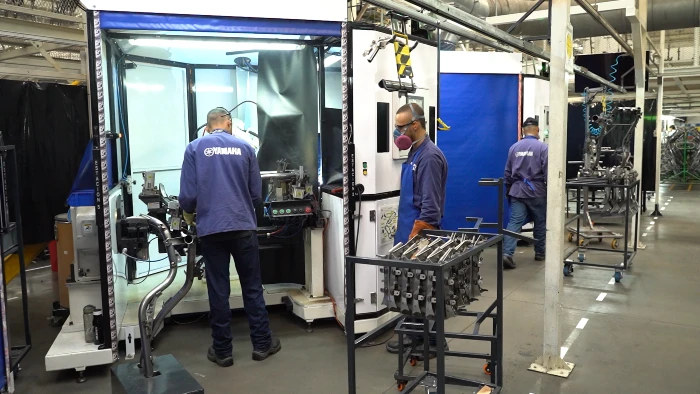 operarios en la planta de incolmotos yamaha en la zona de soldadura robotizada