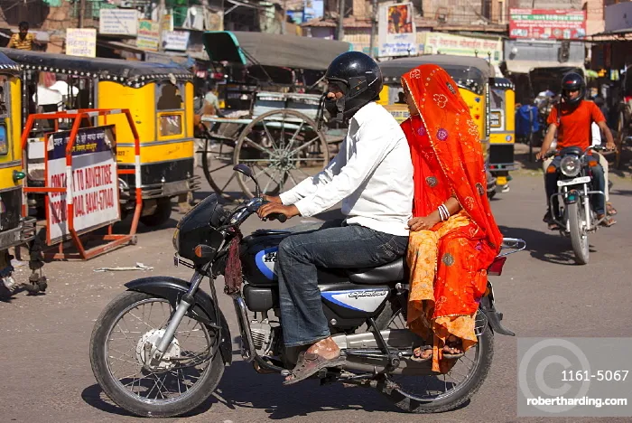 pareja en moto en india ¿Para qué sirven esas parrillas laterales que traen las motos en India? La Revista De Motos