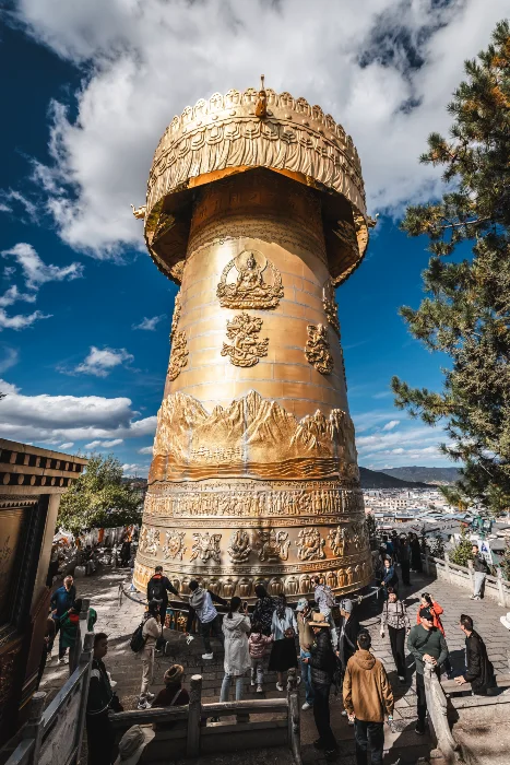 esta rueda de oracion tibetana nos recuerda que estamos en shangri-la