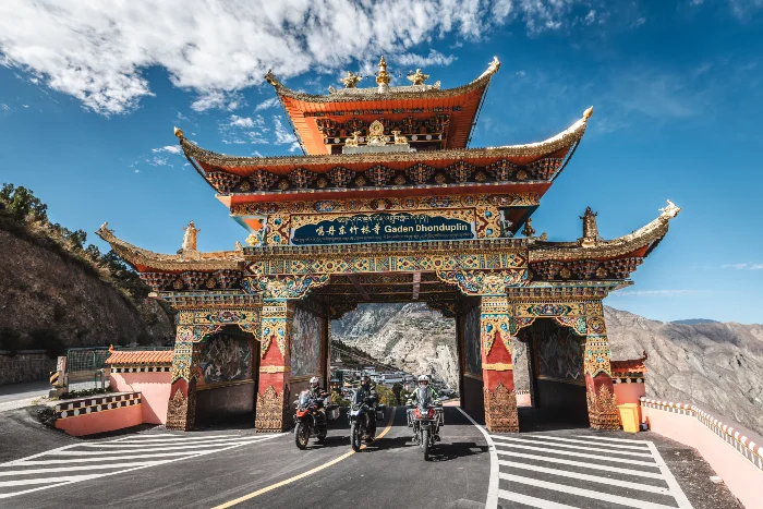 Una aventura por el suroeste de China en moto, aquí rumbo a Meili