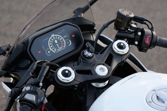 apreciamos el tablero de la nueva Benelli Tornado 550