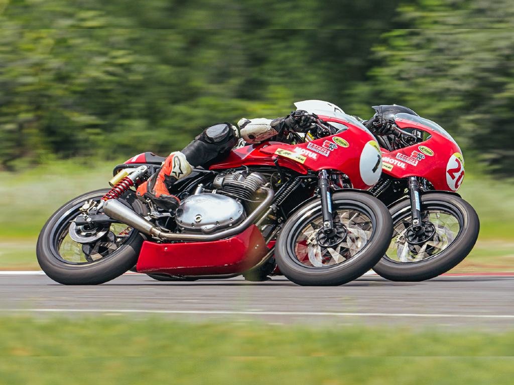 Continental GT Cup con las motos en acción