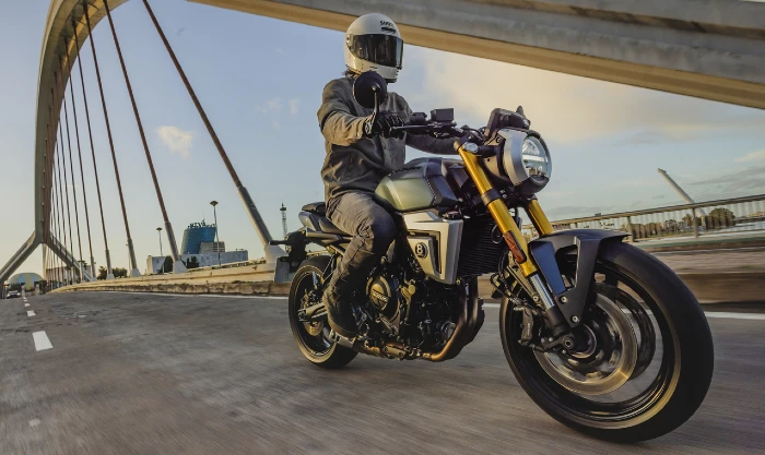 la motocicleta suzuki rodando por las calles
