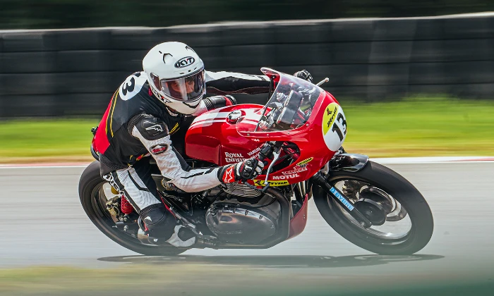 piloto en acción en la Continental GT Cup