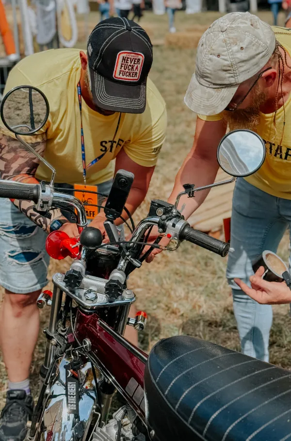 todo listo para este evento de motos en Europa, llamado el Gallinero
