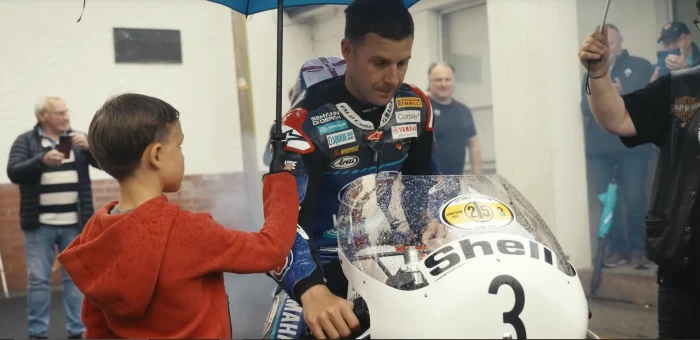 jonathan Rea en la moto de Joey Dunlop la yamaha TZ750
