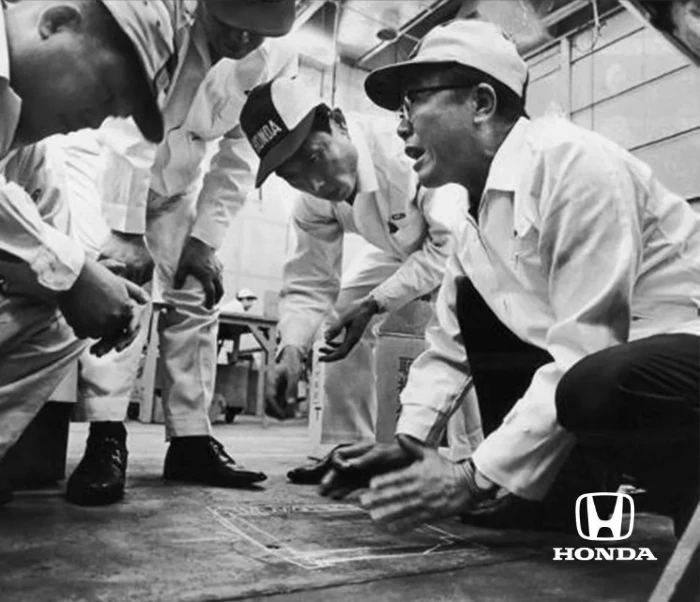 Soichiro Honda con tiza en mano en medio de un proyecto