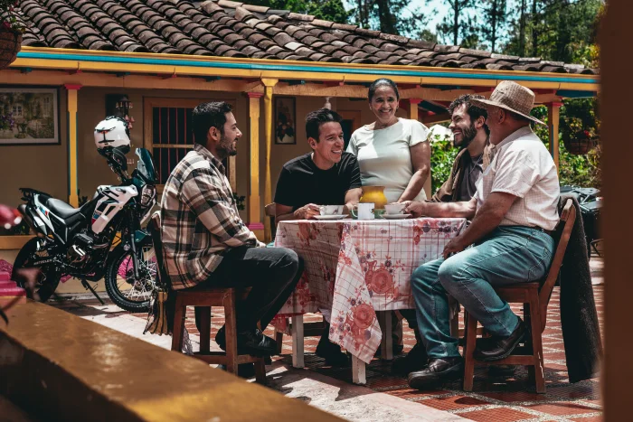 Acelera tu progreso con AKT Motos y Rigoberto Urán
