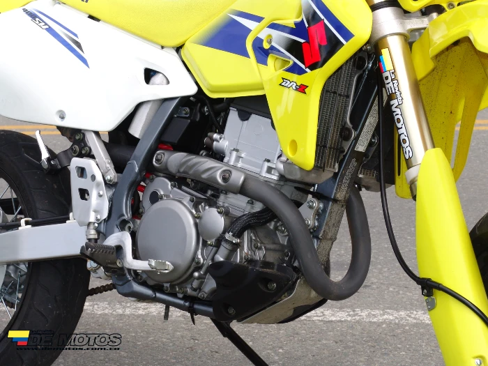 Detalle del motor monocilíndrico de la DR-Z400SM