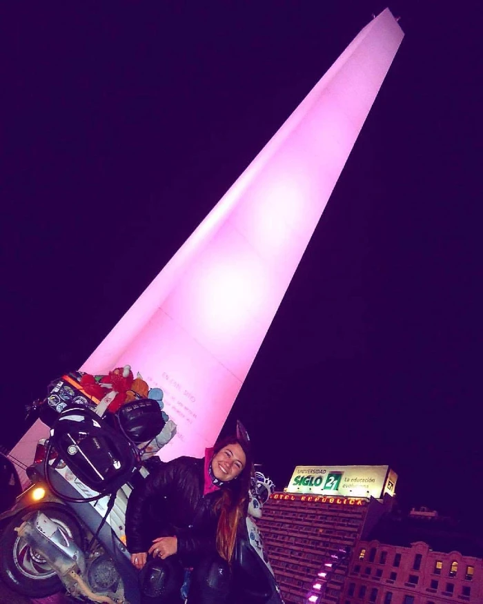 en el obelisco luna y su moto Entre fronteras y kilómetros: la historia de Luna y el viaje en el que se encontró a sí misma  La Revista De Motos
