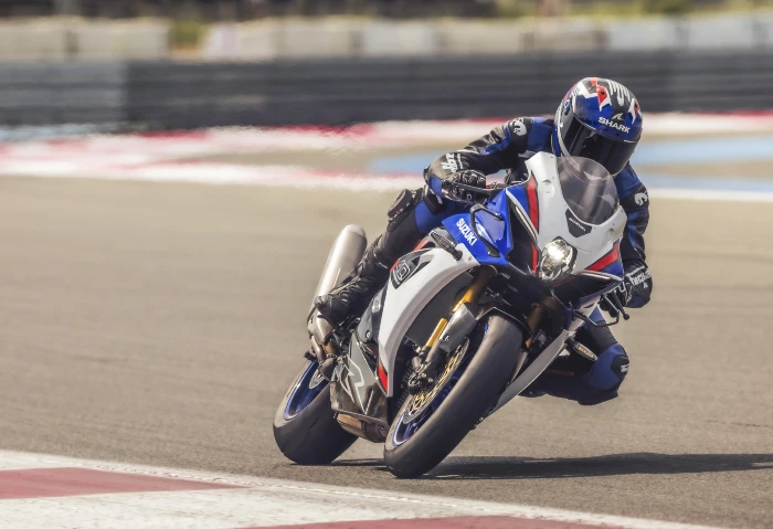 frontal en accion con la suzuki gsx r1000r 2025 Suzuki GSX-R1000R 2025 40 años de un mito La Revista De Motos