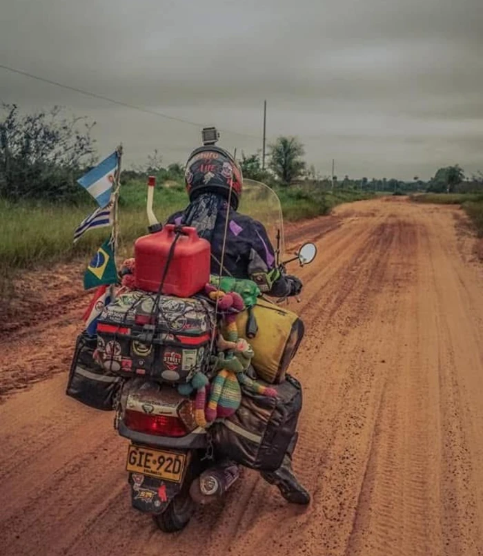 Rutas que no son fáciles para una moto de esas características, no le impiden a Luna seguir adelante.