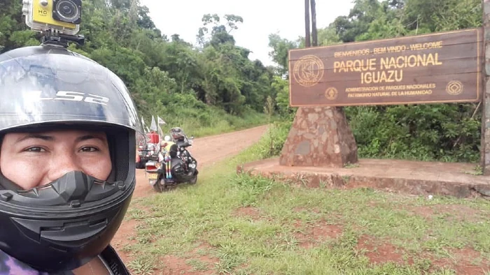 luna en iguazu Entre fronteras y kilómetros: la historia de Luna y el viaje en el que se encontró a sí misma  La Revista De Motos