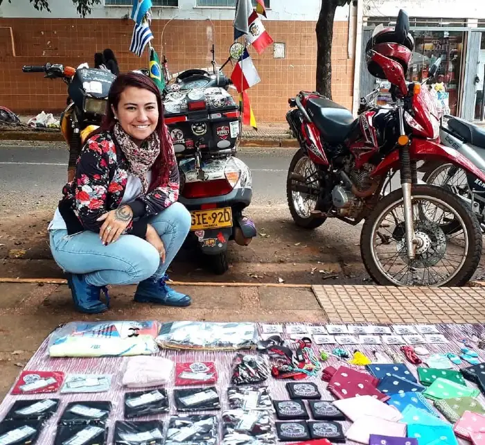 Así logra dinero para hospedaje y gasolina.