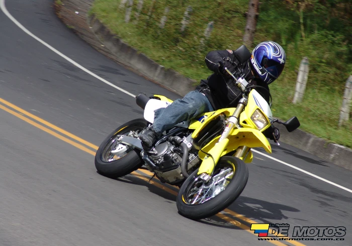 Suzuki DR-Z400SM en acción en carretera