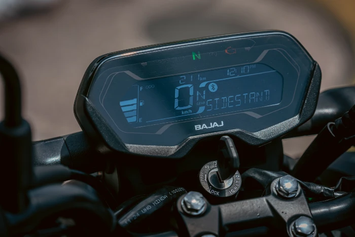 Detalle del tablero de la Pulsar N125 FI