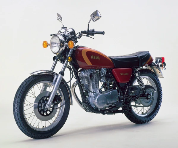Así lucía la Yamaha SR400 cuando salió por primera vez al mercado
