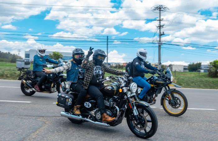 Motociclistas Royal Enfield celebrando desde su moto